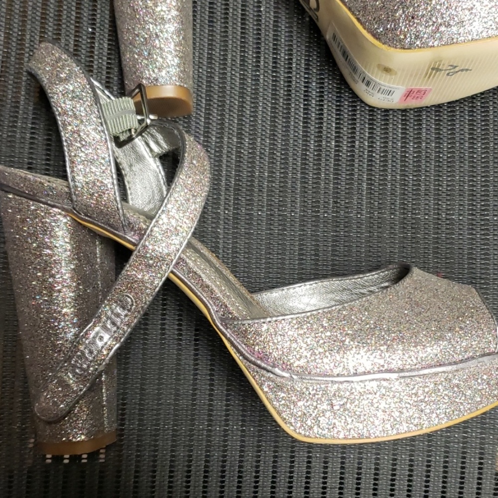 Shoes - Picture 3 of 8